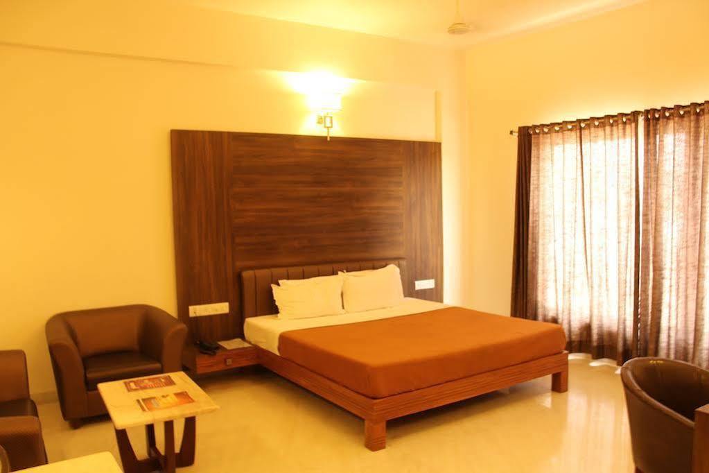 Hotel Grand 3D Bhuj Exterior photo