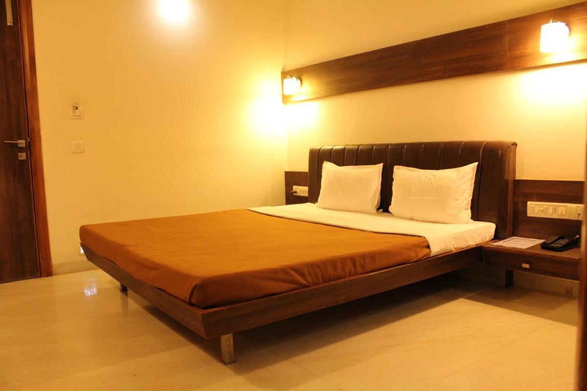 Hotel Grand 3D Bhuj Exterior photo